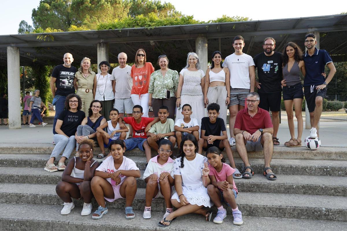Imatge de les diferents famílies d'acollida en una trobada al Parc del Migdia