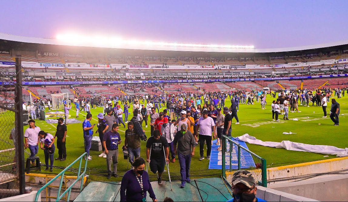 Aficionados del Atlas y del Querétaro abandonan el césped.