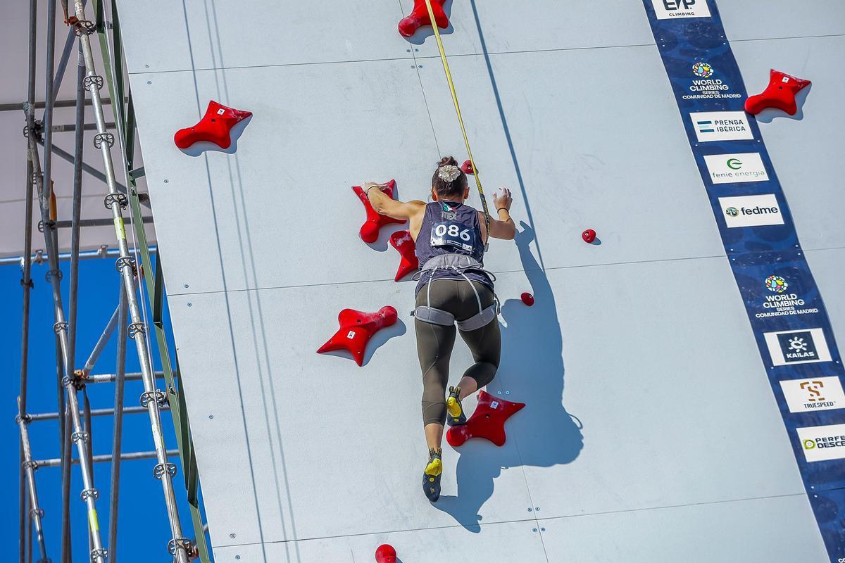 Escaladora italiana durante la clasificatoria femenina de velocidad