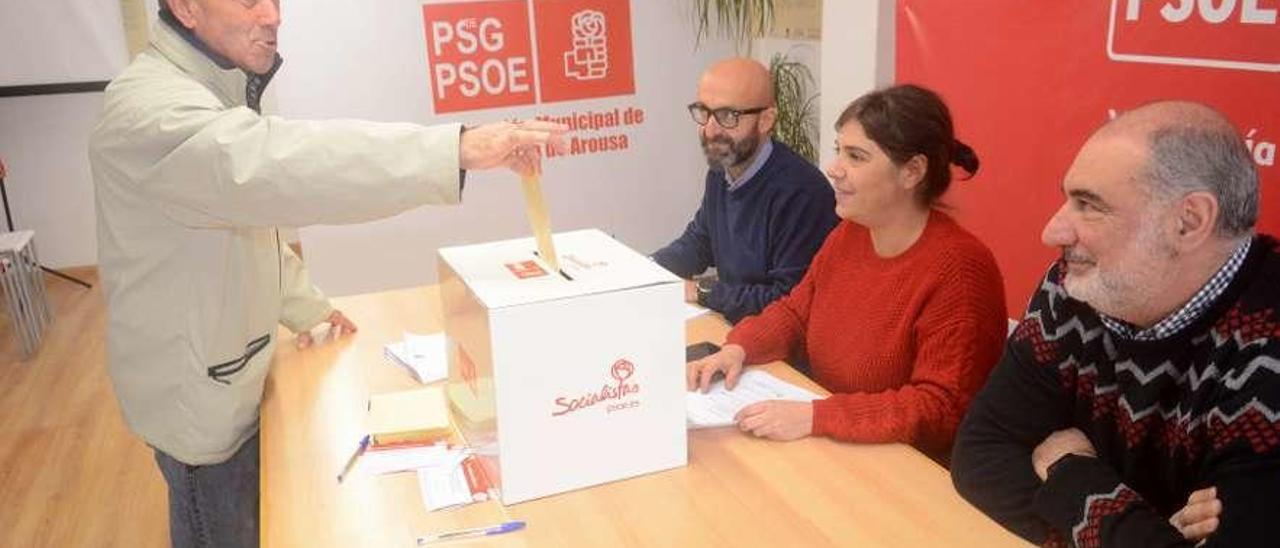 Uno de los 72 militantes que ayer votaron en la sede de Vilagarcía introduciendo su sobre. // Noé Parga