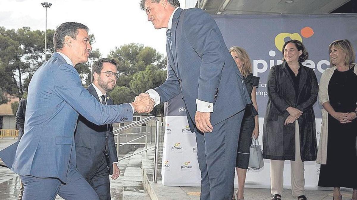 Pedro Sánchez y Pere Aragonés saludan Antoni Cañete, con Ada Colau observando, en los premios Pimec de Barcelona.