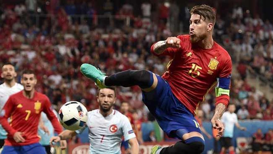 Ramos en una acción del partido ante Turquía.