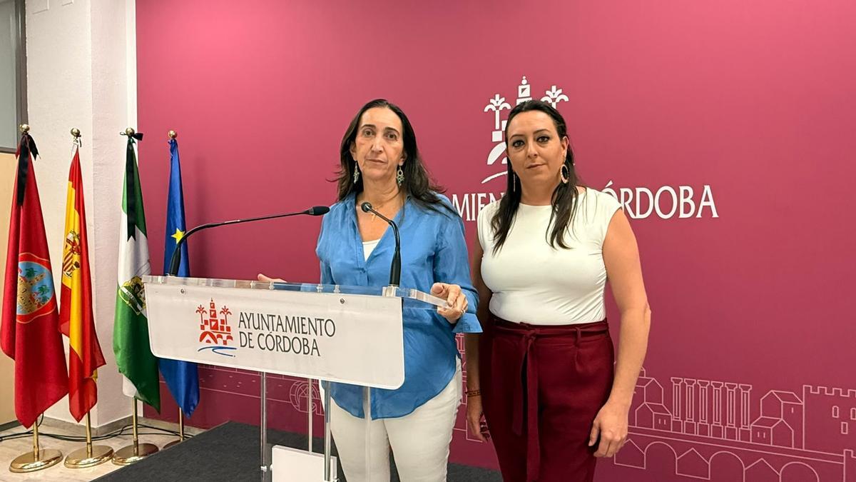 La nueva portavoz de Vox en el Ayuntamiento de Córdoba, Marta León (dcha.), con la saliente, Paula Badanelli.