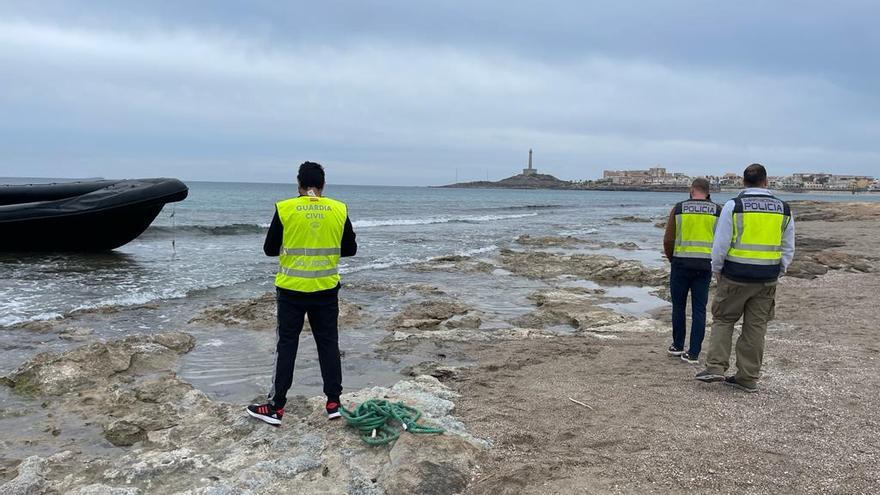 Agentes custodian la narcolancha, este jueves por la tarde en la playa de la Amoladeras.