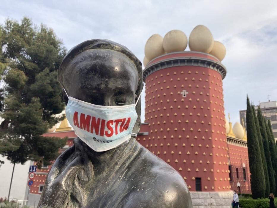 Òmnium guarneix els monuments catalans amb mascare