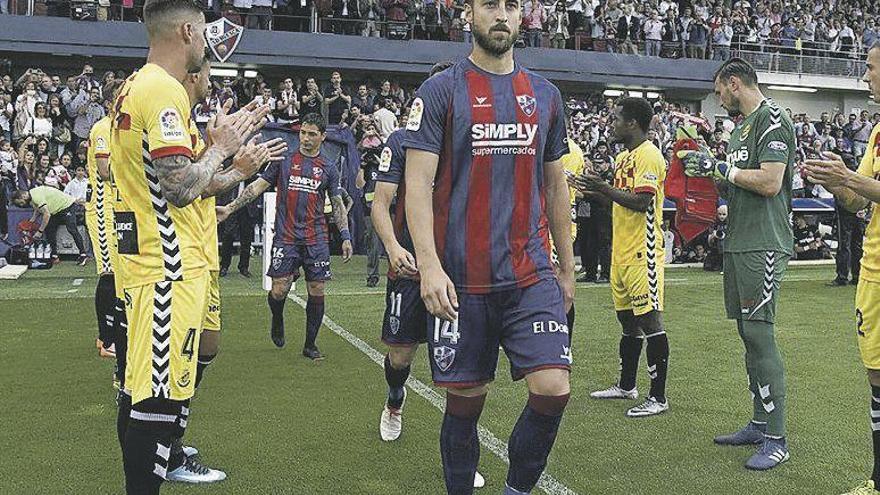 Pulido, en el centro, durante el pasillo que le hizo el Nàstic al Huesca durante la pasada jornada.