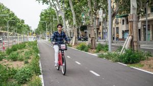 Un jove va amb bicicleta pel carril bici de l’avinguda Diagonal