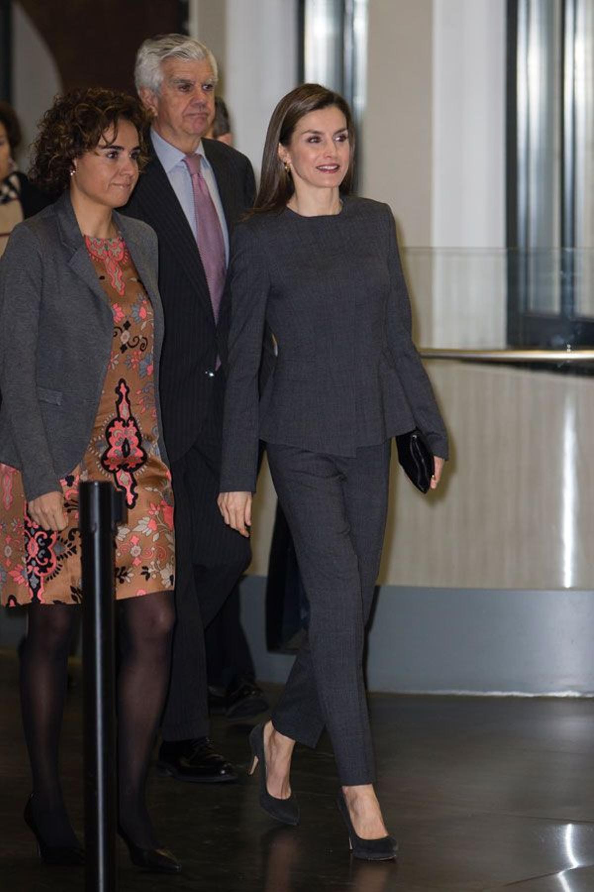 Letizia Ortiz con traje gris y complementos negros en Madrid