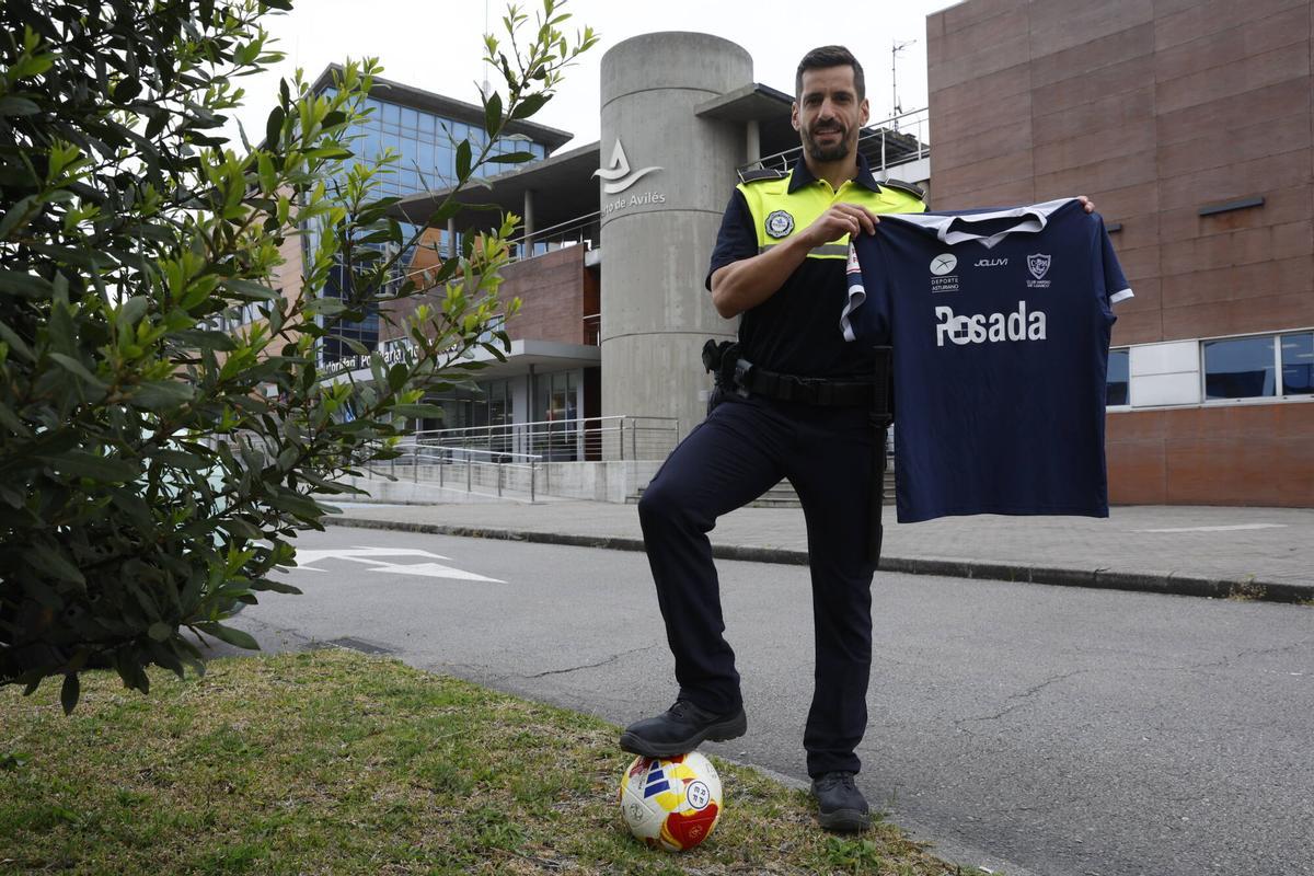 Pedro Orfila, con el uniforme de policía portuario y una camiseta del Marino