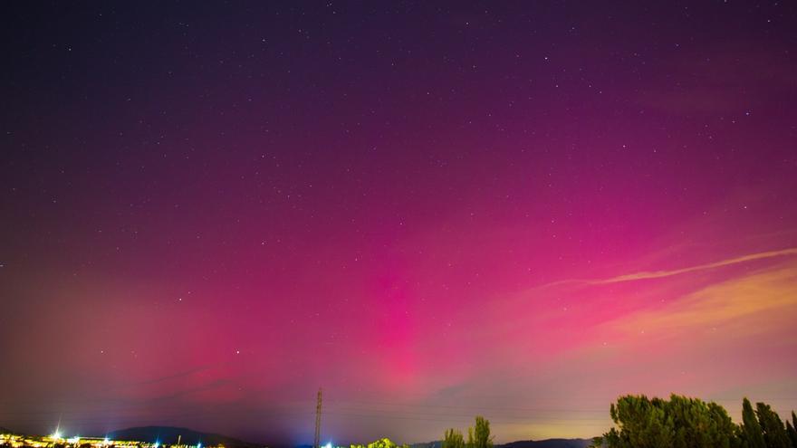 El &quot;cazador de cometas&quot; captura la aurora boreal en el cielo de Vallés