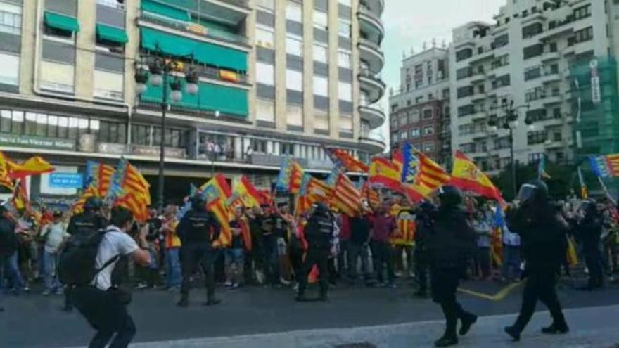 9 d'Octubre: Gritos y cánticos cruzados en la manifestación