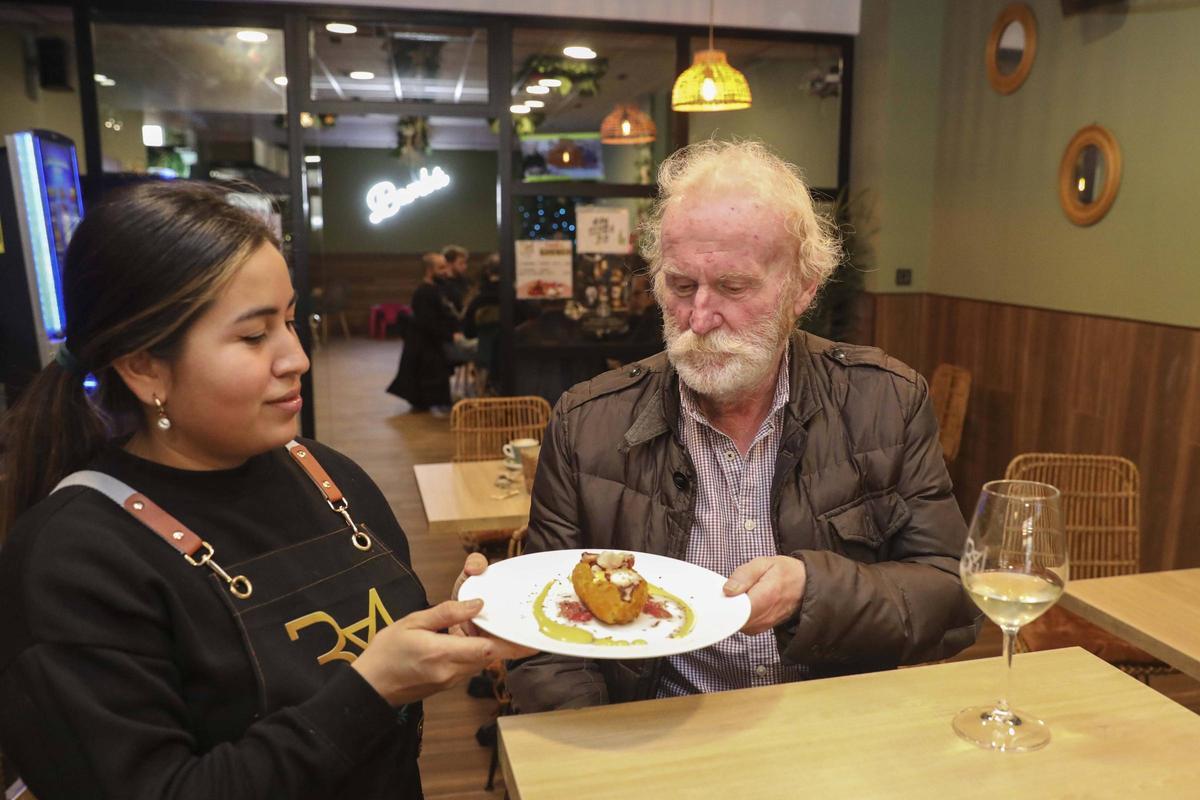 Un comensale probando una de las tapas de la ruta