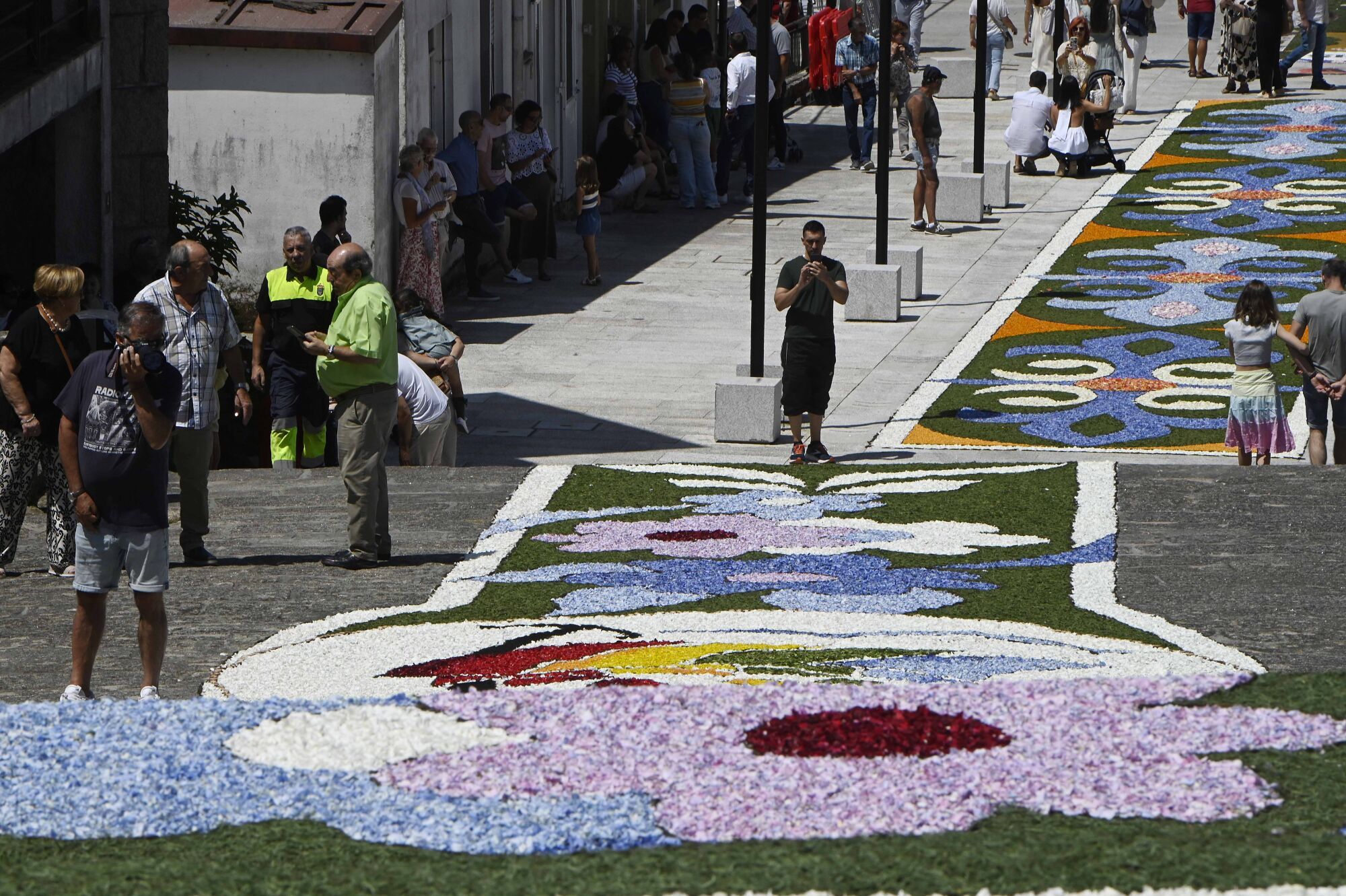 Los más de mil alfombristas de Gondomar desplegaron imaginación
con diseños tan curiosos como un retrato de David Bowie