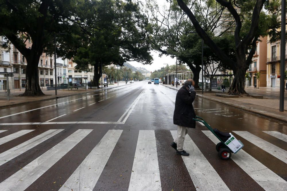 Pasan los días de confinamiento y la situación de la ciudad sigue siendo desértica. La siempre frecuentada calle Larios, la Alameda, principal vía de tráfico tanto privado como público del centro de la ciudad, y el bullicioso mercado de Atarazanas presentan durante el estado de alarma provocado por la pandemia de coronavirus una imagen inusual, acentuada por la persistente lluvia de esta semana.