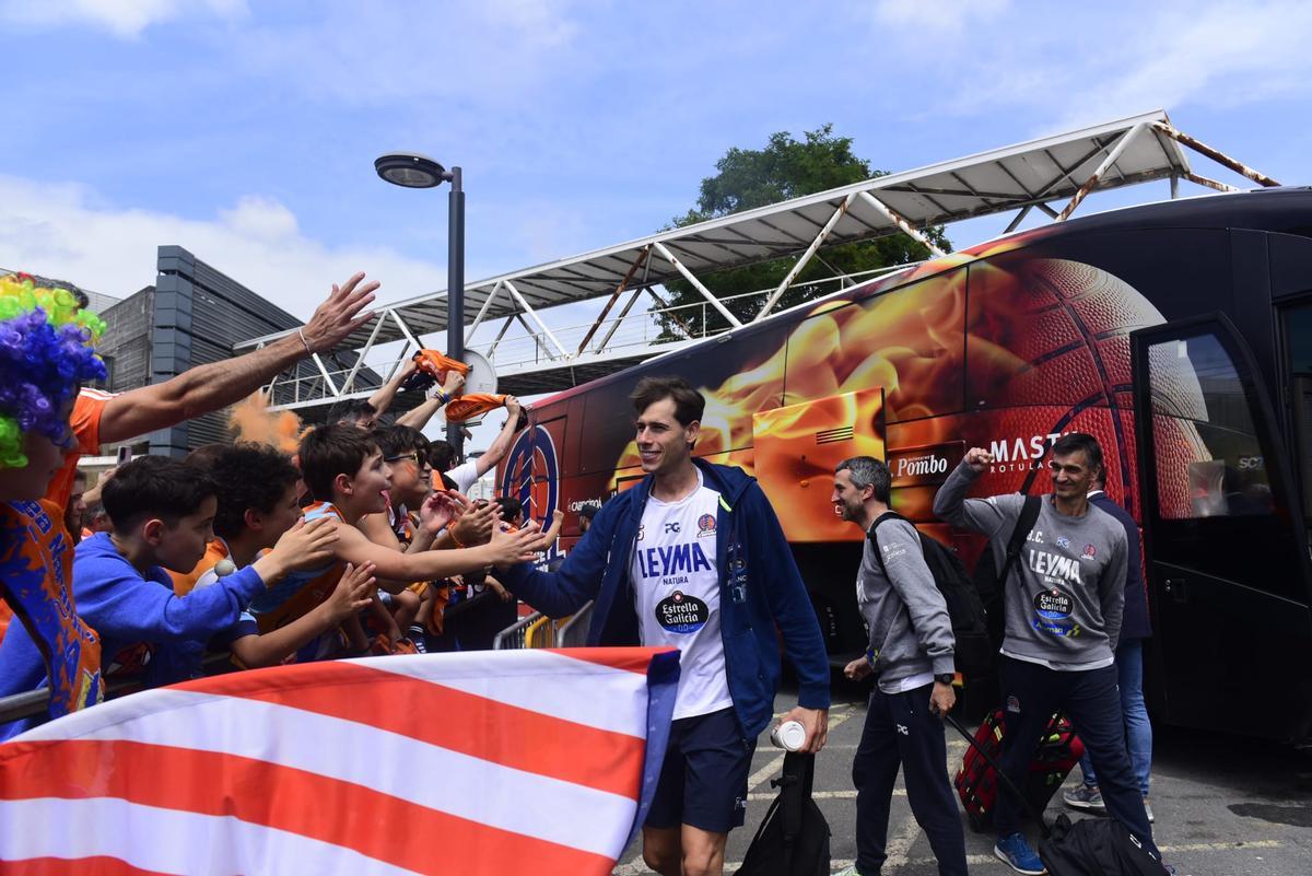 Recibimiento al Leyma Básquet Coruña antes de la semifinal por el ascenso a ACB ante el Palencia