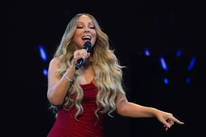 Mariah Carey inaugura la Navidad vestida de ángel con su icónico villancico