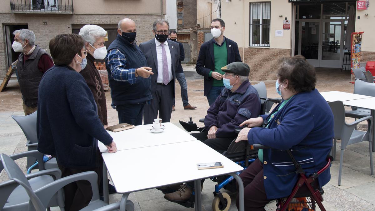 José Martí habla con un grupo de personas mayores en su visita a Algimia.
