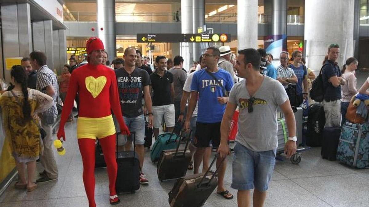 Participantes en una despedida de soltero llegan al aeropuerto de Málaga.