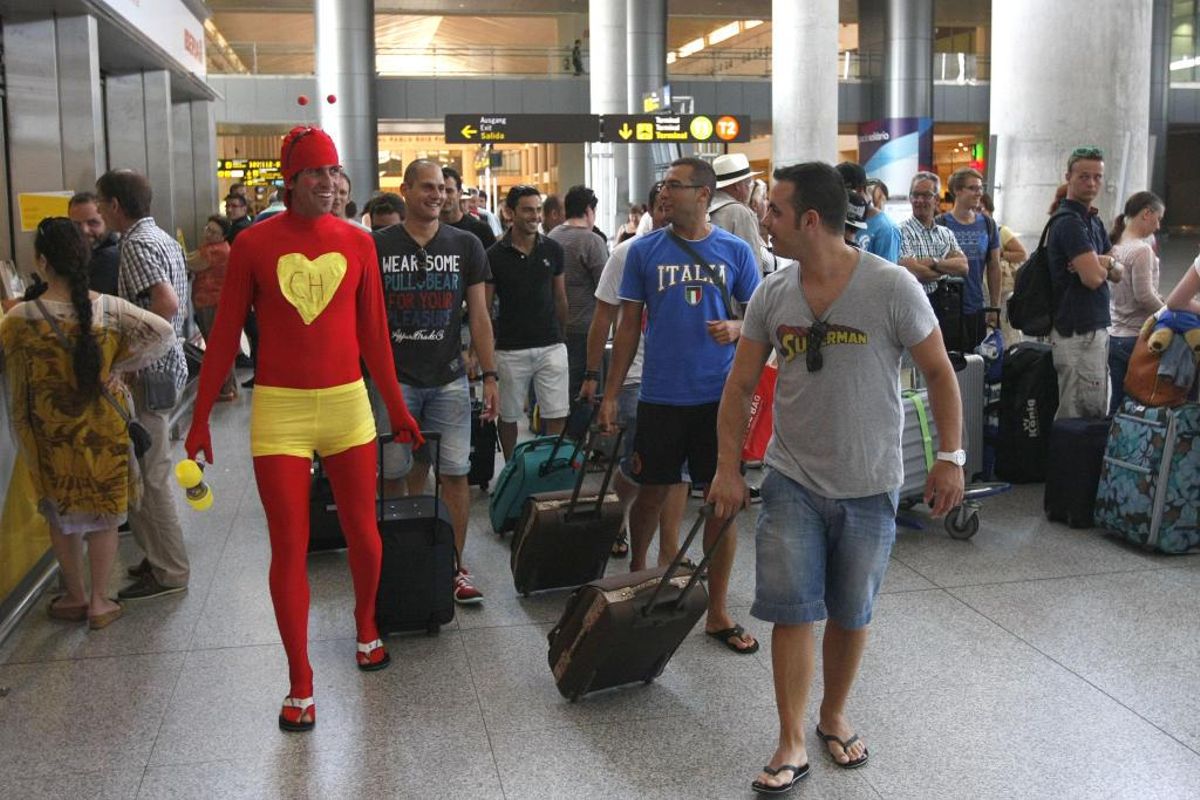 Los participantes en una despedida de soltero llegan al aeropuerto de Málaga.