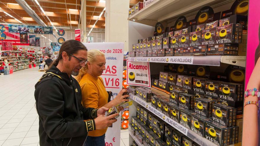 Expositor de luces V16 en un hipermercado de Castellón.