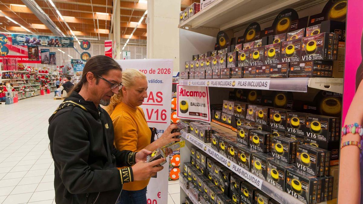 Expositor de luces V16 en un hipermercado de Castellón.