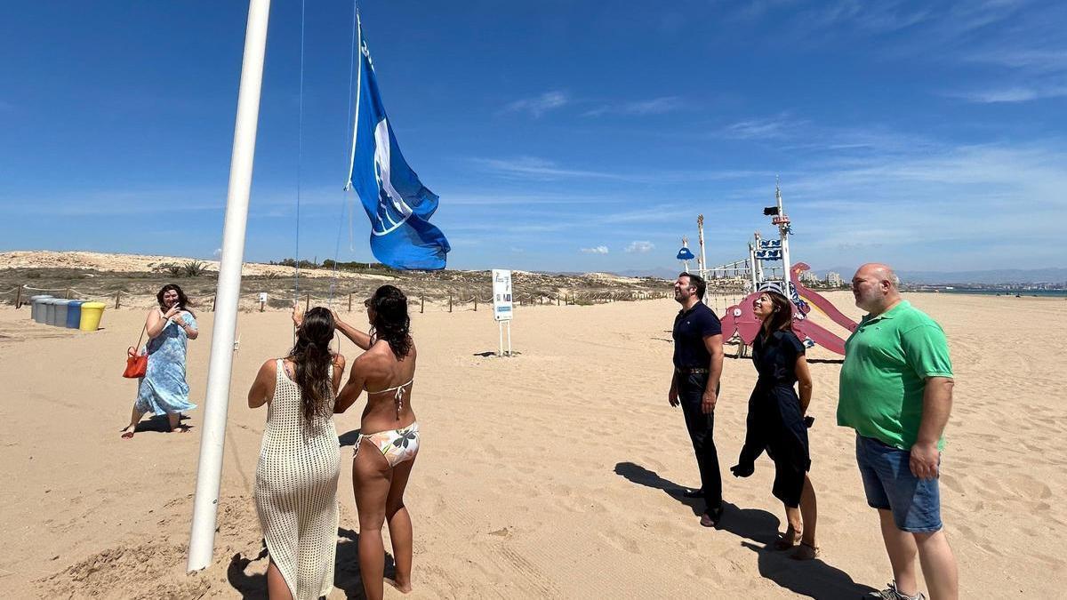 Izado de una de las banderas este miércoles en las playas de Elche