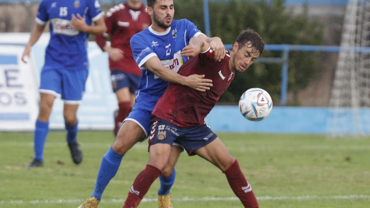 Un jugador del Porriño y otro del Pontevedra B lucha por el balón en el partido de ayer. |  // RICARDO GROBAS