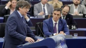 Carles Puigdemont interviene ante Pedro Sánchez en el Parlamento Europeo, el pasado 13 de diciembre.