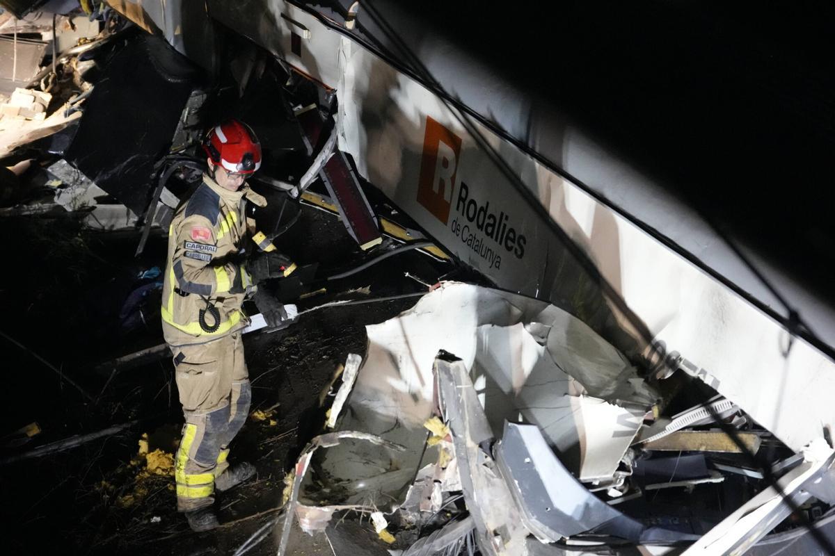 El accidente del tren de rodalies de la R4 en Gelida que ha descarrilado ha provocado un muerto, el maquinista del convoy, y cuatro heridos graves, así como 34 heridos de carácer más leve.