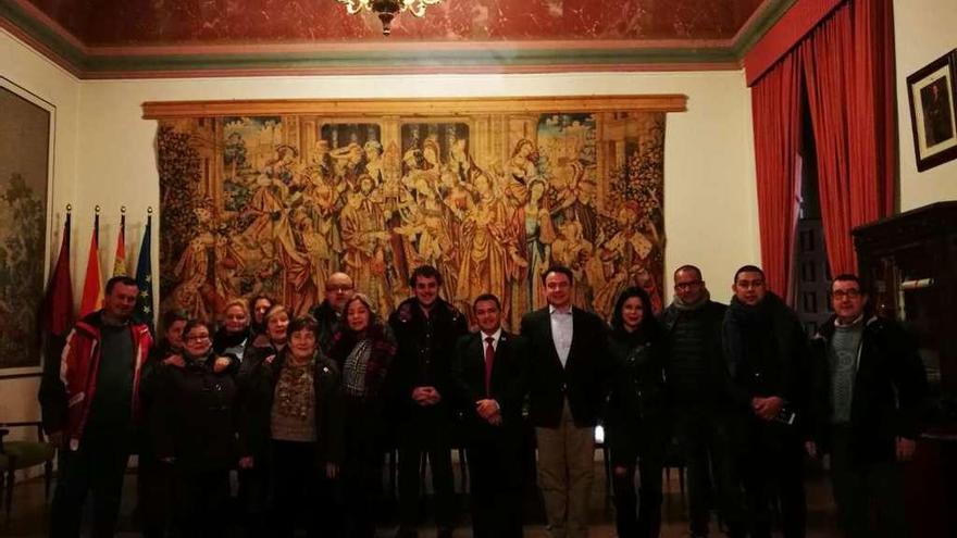 Integrantes de la Asociación &quot;Unidos Contra el Cáncer Toro y su Alfó&quot; con el alcalde en el salón de plenos.