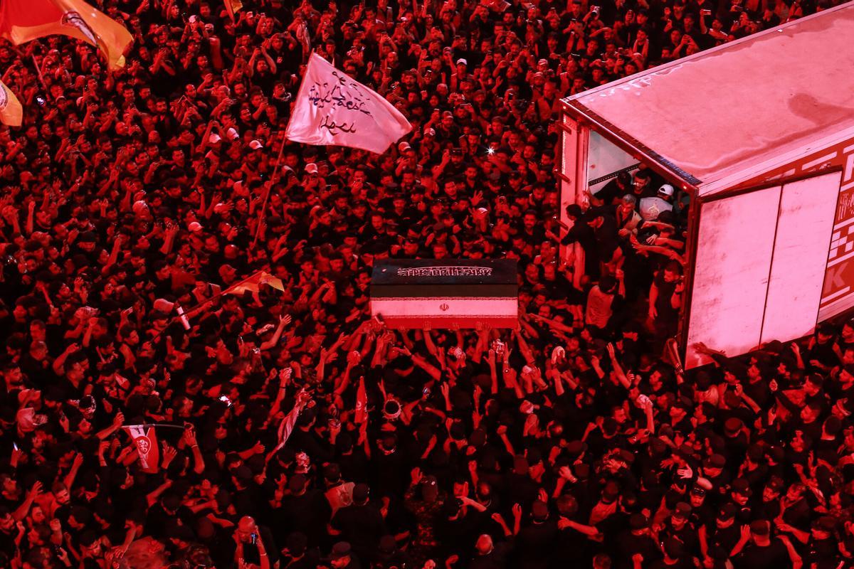 Irak, Karbala: Los dolientes participan en la procesión fúnebre del difunto líder supremo de Irán, el ayatolá Ali Khamenei, en el santuario del imán Hussein en Karbala. Irak, Karbala: Los dolientes participan en la procesión fúnebre del difunto líder supremo de Irán, el ayatolá Ali Khamenei, en el santuario del imán Hussein en Karbala.