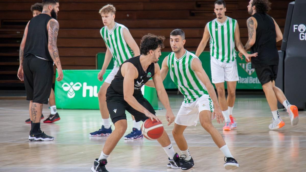 Pablo Rodrigo, con el balón, durante el partido ante el Betis.