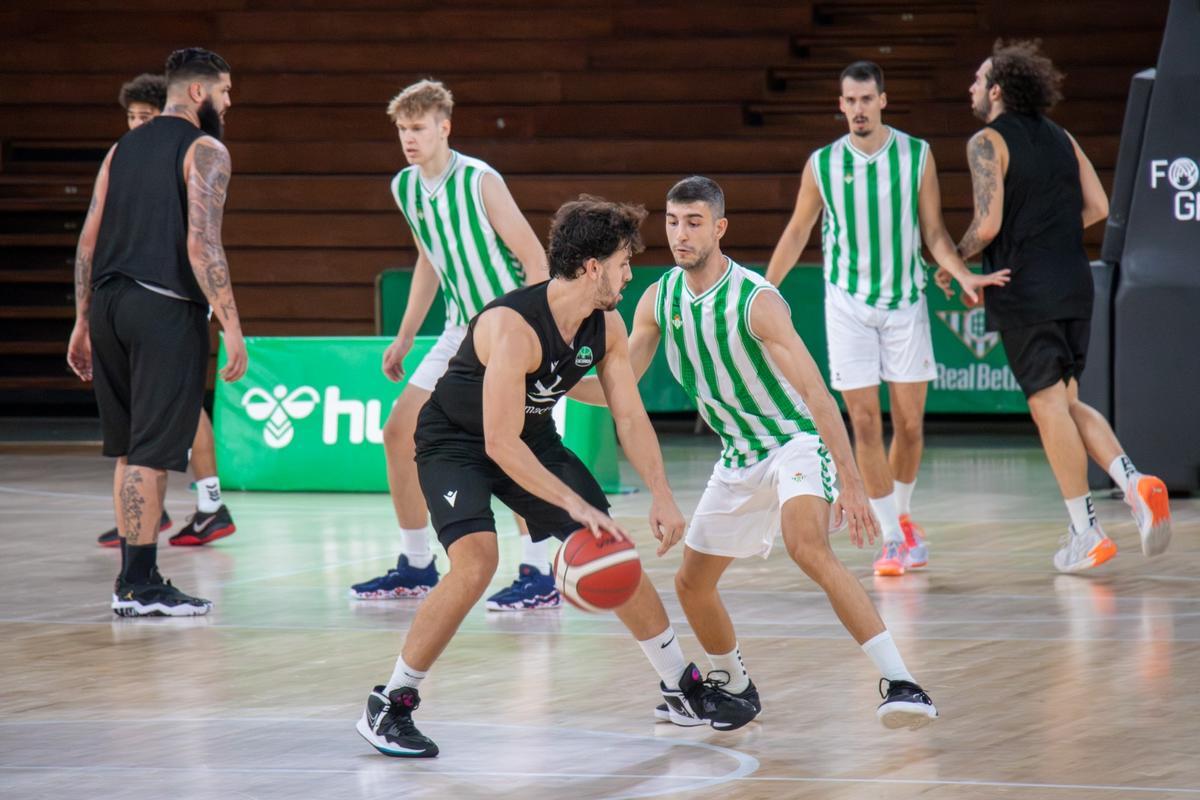 Pablo Rodrigo, con el balón, durante el partido ante el Betis.