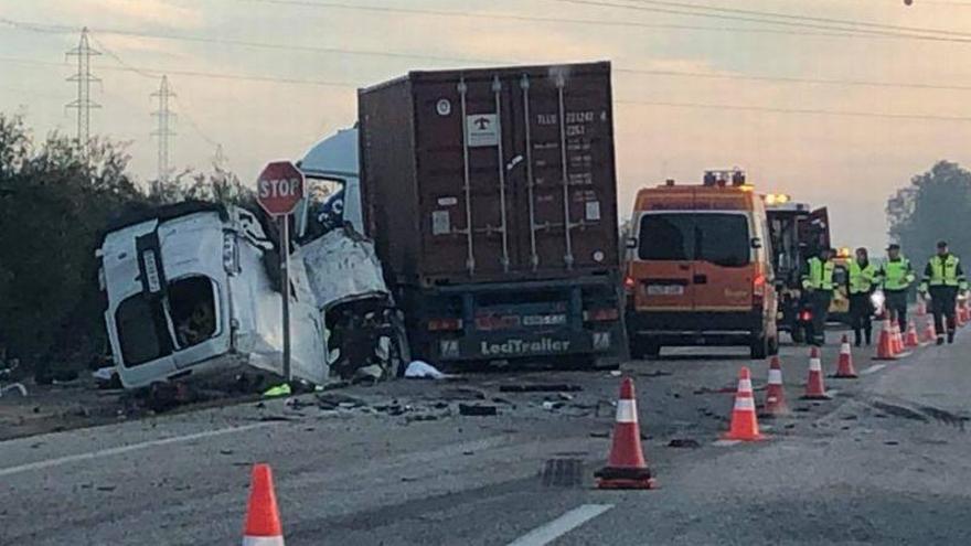 Cinco muertos al chocar un camión y un turismo en Utrera (Sevilla)