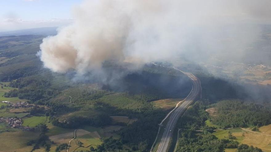 Vista aérea del incendio. // FdV