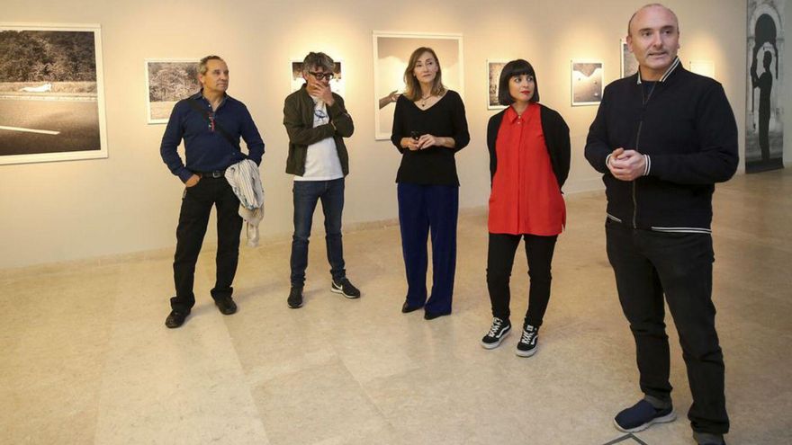 Pela izquierda, José Ferrero, Ángel González y Eugenia Tejón (Mind Revolution), Natalia Alonso Arduengo y el director xeneral de Cultura y Patrimoniu, Pablo León Gasalla, esti día, nel Arqueolóxicu. | Irma Collín