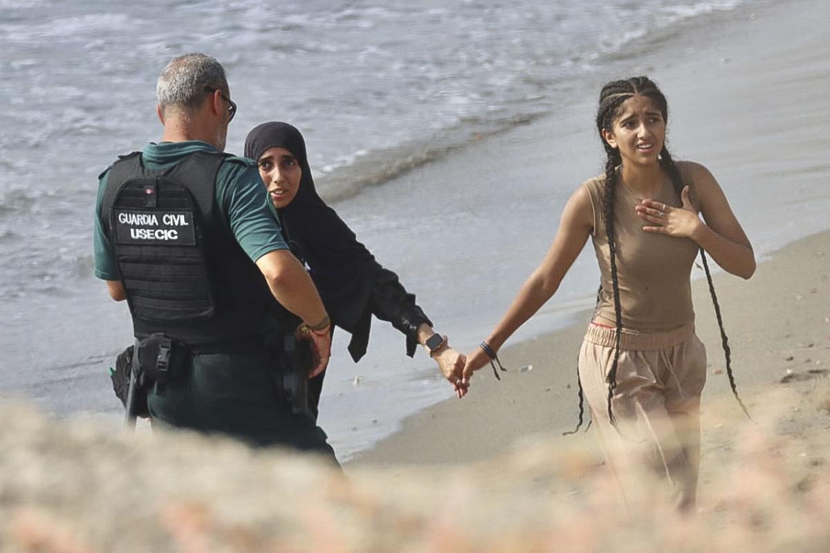 Cientos de migrantes cruzan la frontera y llegan a nado a Ceuta