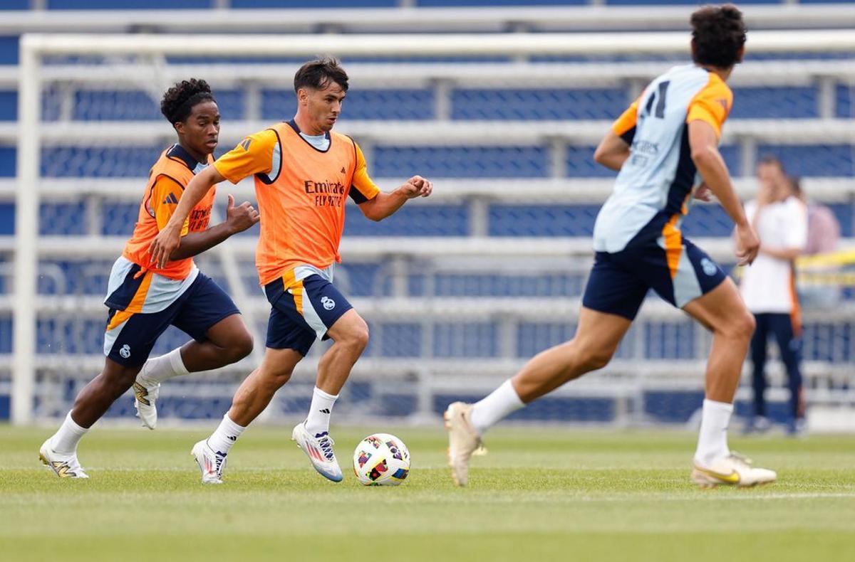 Endrick persigue a Brahim durante un entrenamiento de la pretemporada del Real Madrid.