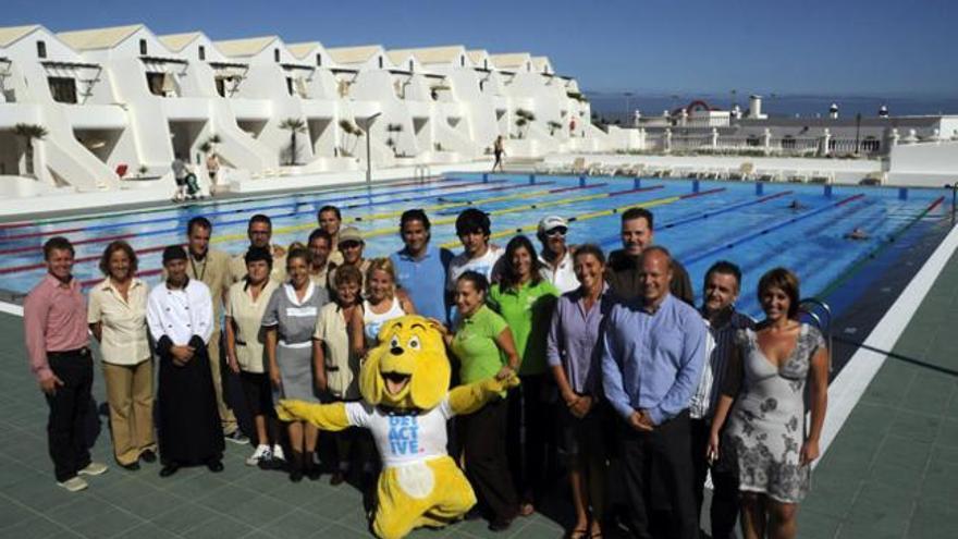 Parte del equipo humano del Sands Beach Resort ayer junto a la piscina del hotel en Costa Teguise. | javier fuentes