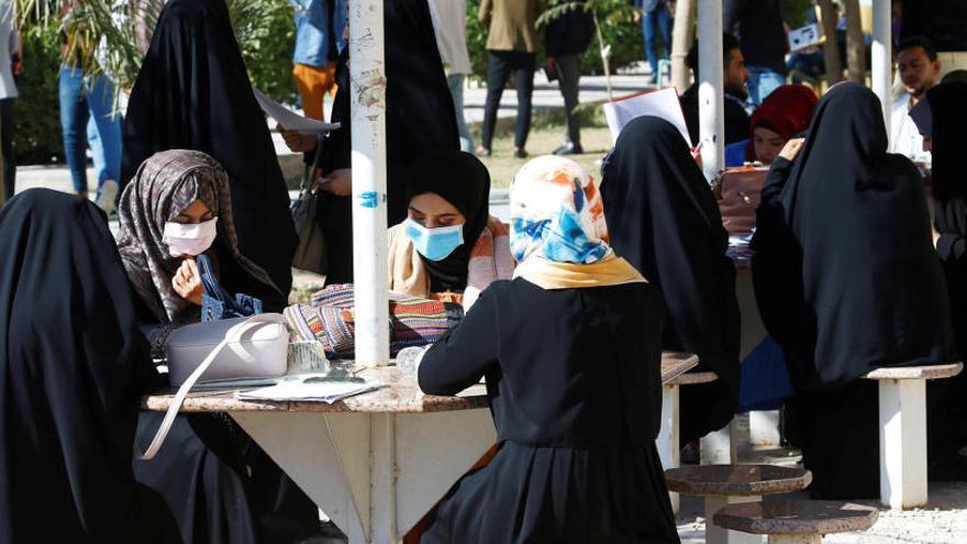 Varias mujeres con mascarillas en Irak.