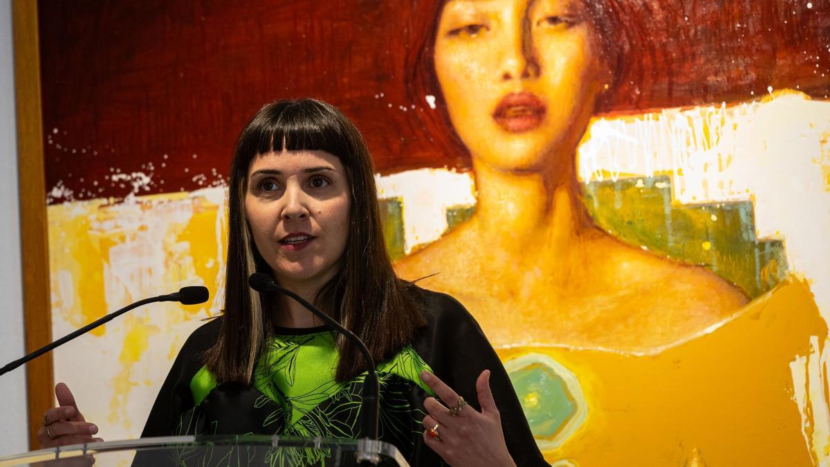 La artista Isabel Garmon, junto a una de sus obras en la Casa de la Mujer de Zaragoza.