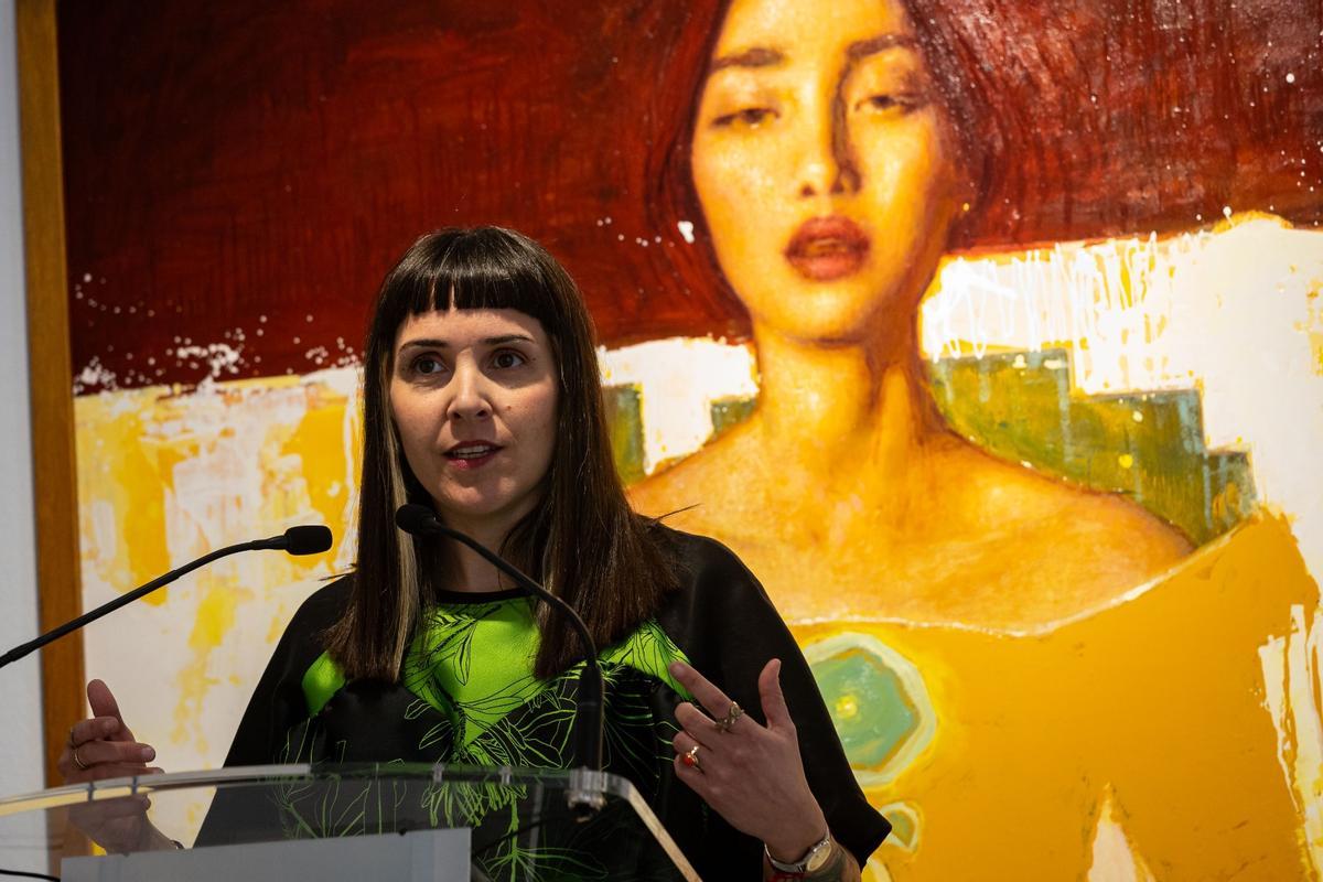 La artista Isabel Garmon, junto a una de sus obras en la Casa de la Mujer de Zaragoza.