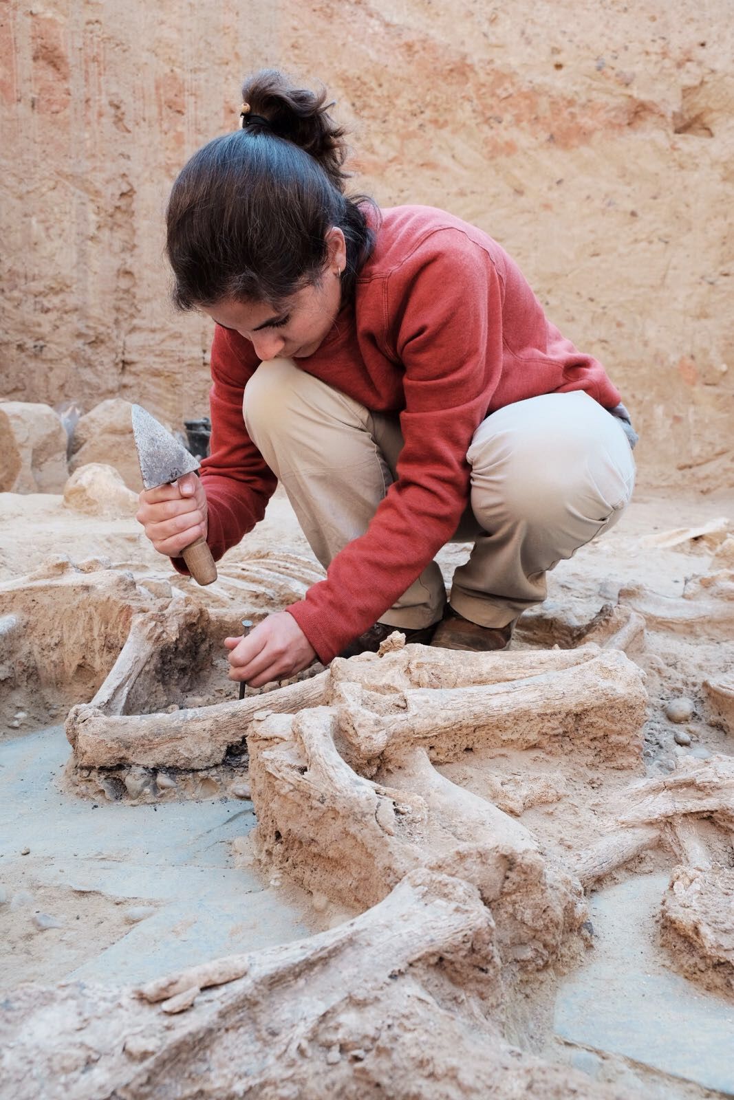 Esther Rodríguez excavando.