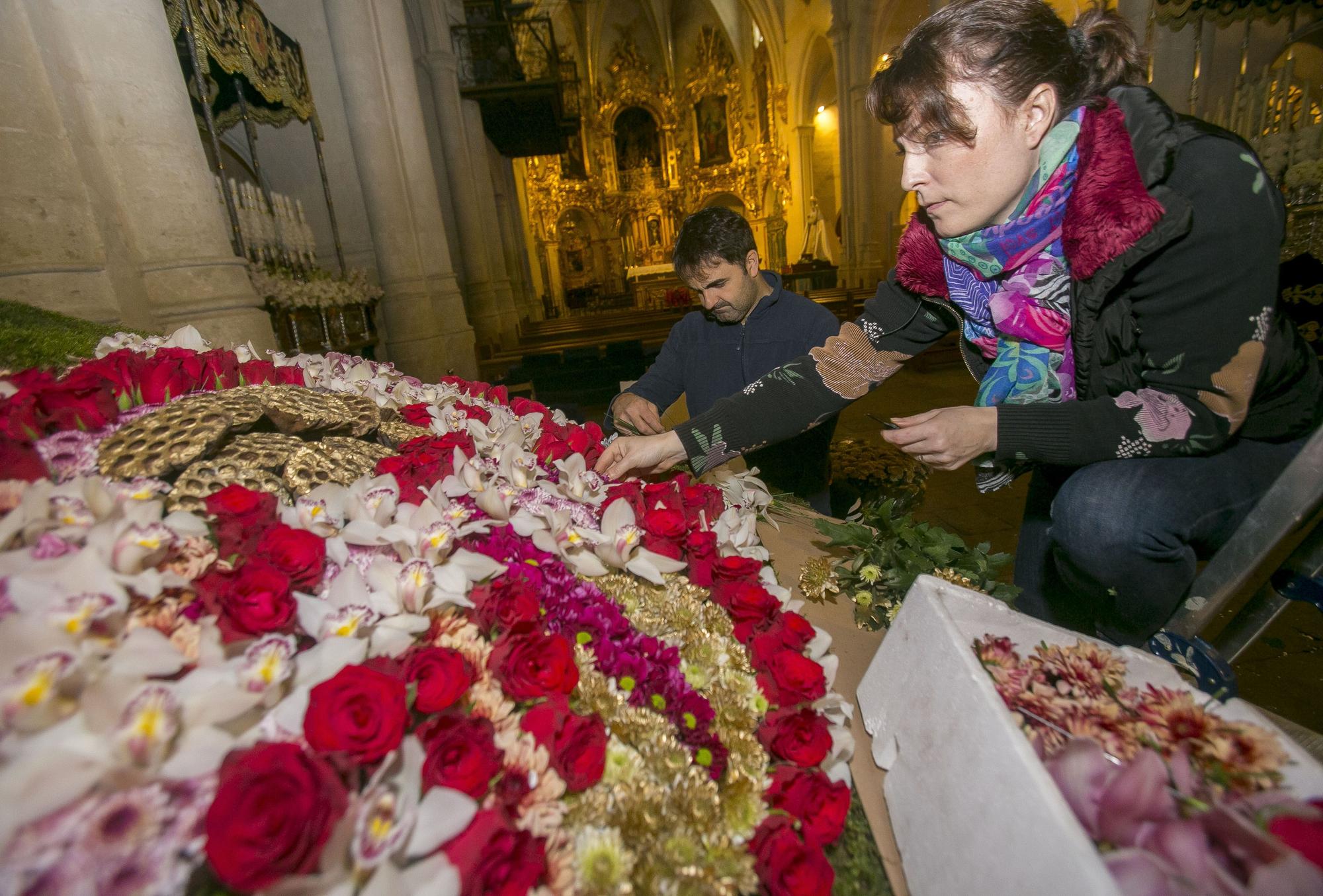 Flores con las que se teje el manto de la Virgen de la Alegría