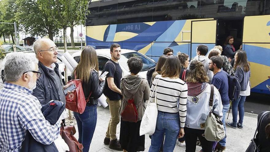 Médicos de centros de salud de Vigo viajaron ayer a Santiago para participar en la manifestación. // A. Villar