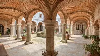 El convento más pequeño del mundo mide 72 metros cuadrados y está en un pueblo de Cáceres de 90 habitantes: lo construyó un santo que se negaba a tumbarse