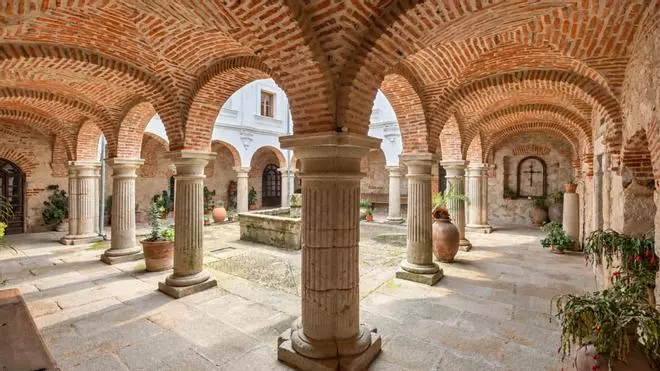 El convento más pequeño del mundo mide 72 metros cuadrados y está en un pueblo de Cáceres de 90 habitantes: lo construyó un santo que se negaba a tumbarse