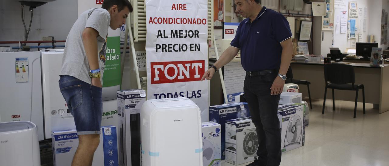 Un cliente comprando en la tienda de Font Climatización.
