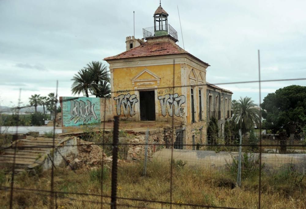 Casa y Torre de Los Balcones con imágenes captadas entre 2008 y 2017 y en el que se observa el deterioro del inmueble