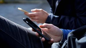Adolescents i mòbils: les famílies suspenen a l’hora de posar normes